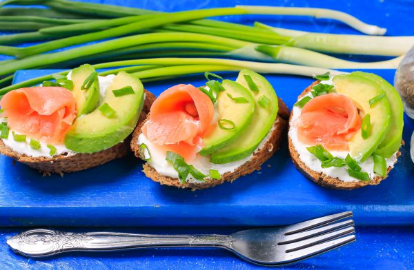 Бутерброды с красной рыбой и авокадо: рецепт с фото