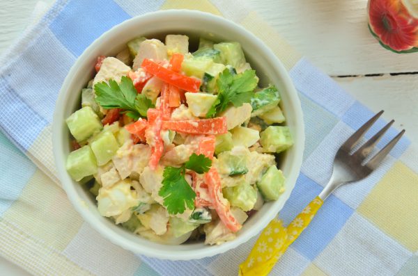 Салат с курятиной Salat-s-kuricej-i-perepelinymi-yajcami-600x397