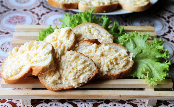 Бутерброды из белого хлеба с сыром и чесноком