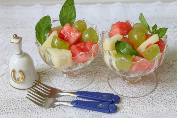 Сладкий фруктово-ягодный салат с медом