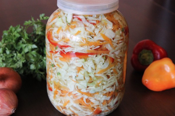 Рецепт: Быстрый салат с капусты под маринадом - с болгарским перцем и чесноком