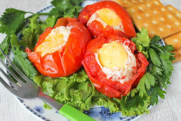 Запеченные яйца в помидорах