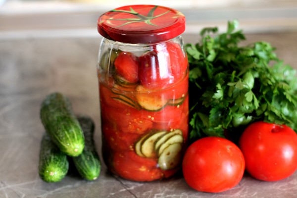 Салат из помидоров и огурцов на зиму без уксуса: рецепт с фото