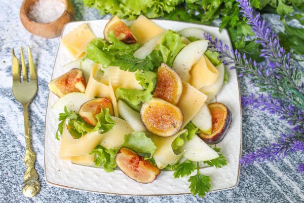 Салат с грушей, твердым сыром и инжиром
