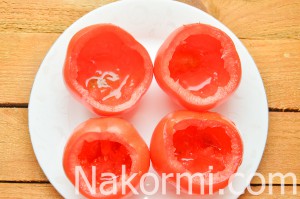 pomidory-farshirovannye-syrom-yajcom-i-chesnokom4-300x199.jpg