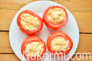 pomidory-farshirovannye-syrom-yajcom-i-chesnokom5-300x199.jpg