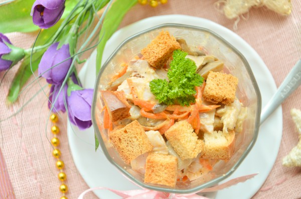 Салат из курицы, грибов и корейской моркови