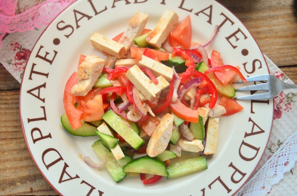 Салат с курицей, тофу и овощами