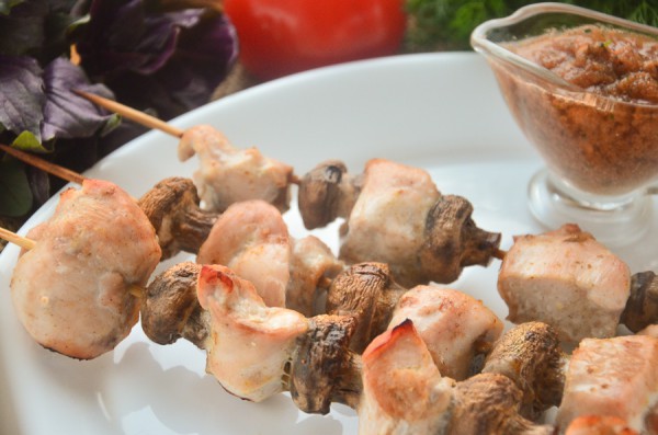 Куриные шашлычки с грибами в духовке - простое и очень вкусное блюдо