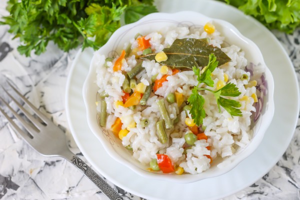 Отварной рис с замороженными овощами