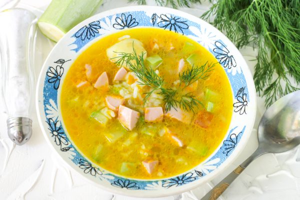 Овощной суп с сардельками и рисом