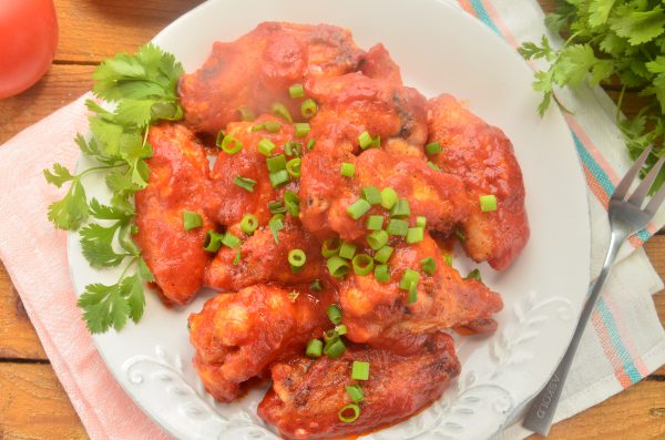 Жареные куриные крылышки с томатным соусом