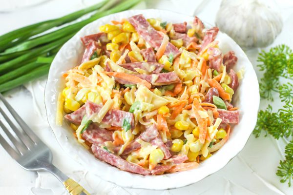 Салат с копченой колбасой, кукурузой и морковью