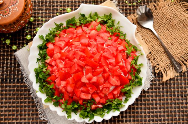Салат «Красная шапочка» с помидорами и курицей рецепт