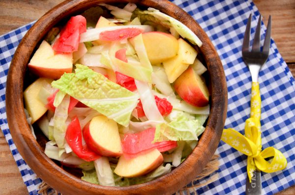Салат с маринованным имбирем, яблоком, белокочанной и пекинской и капустой