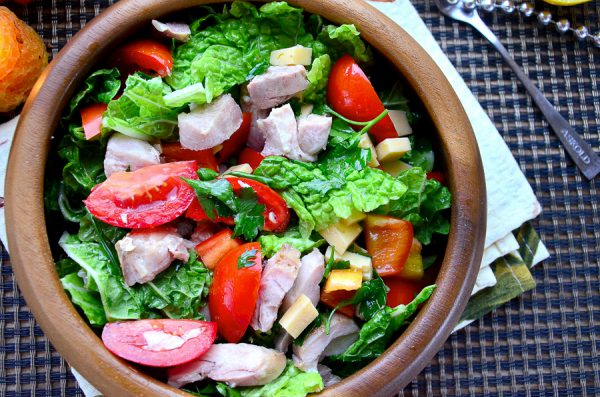 Салат с запеченной курицей, сыром и овощами