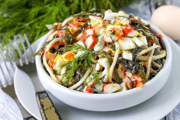 Салат с крабовыми палочками, яйцами и овощами