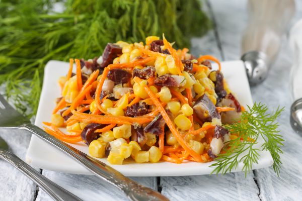 Салат с копченой колбасой, кукурузой и морковью по-корейски