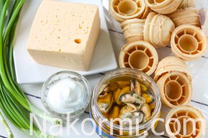 Тарталетки с мидиями и сыром: рецепт с фото