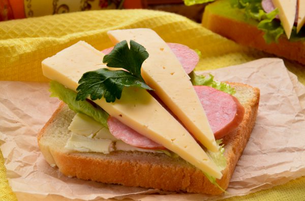 Бутерброд с сыром и колбасой фото
