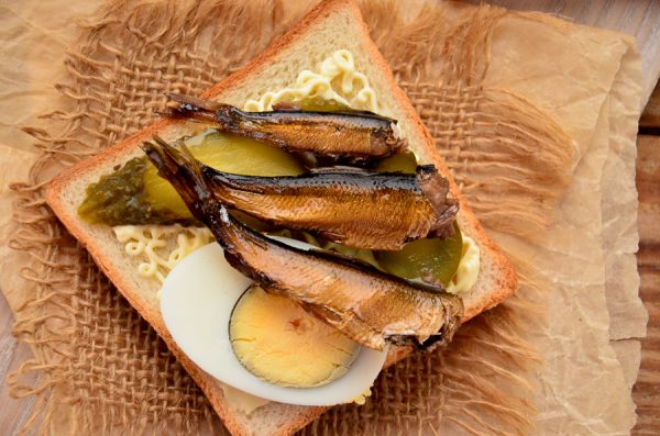 Бутерброды со шпротами с яйцом и огурцом