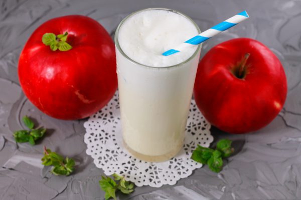 Молочный коктейль с яблоком