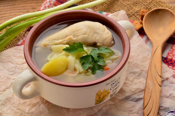 Овощной суп с курицей и лапшой