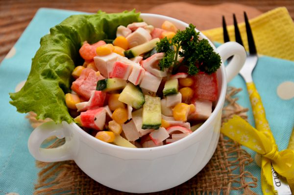 Салат с крабовыми палочками, помидорами и кукурузой