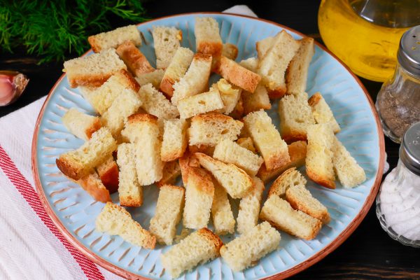 Сухарики из белого хлеба с чесноком