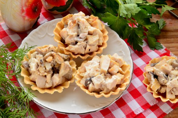 Тарталетки с курицей и грибами - вкусная и оригинальная закуска: рецепт с  фото