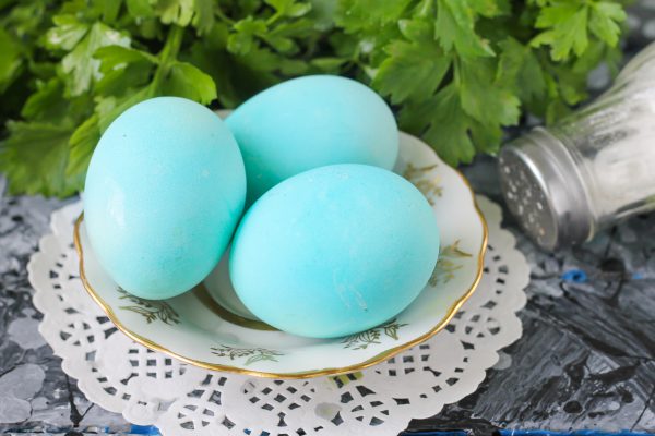 Как покрасить яйца зеленкой