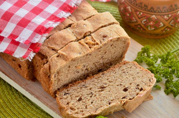 Ржано-пшеничный хлеб с льняными семечками в духовке