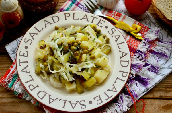 Салат с картофелем, квашеной капустой и зеленым горошком