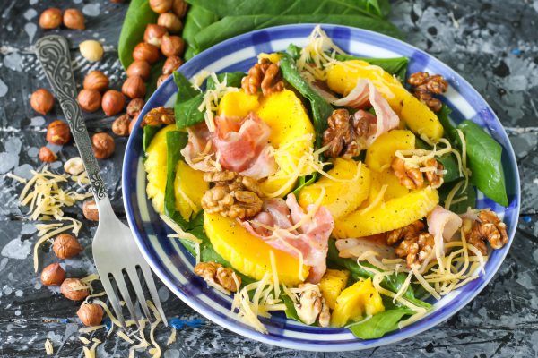 Салат с манго, беконом и шпинатом