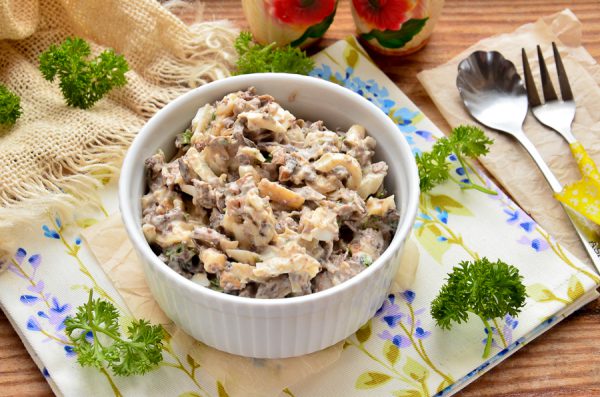 Салат с печенью индейки, сыром и грибами