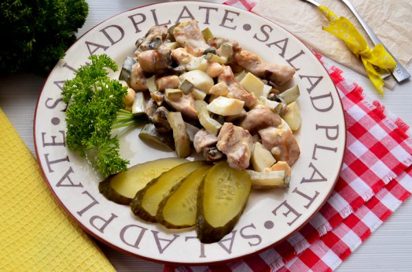 Салат со свининой, грибами и маринованными огурцами