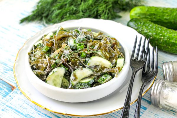 Салат с морской капустой и свежим огурцом