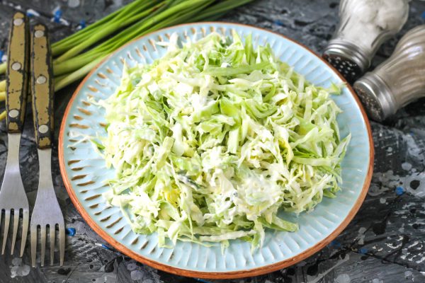 Салат из капусты со сметаной