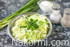Салат из капусты со сметаной - сочный и вкусный: рецепт с фото