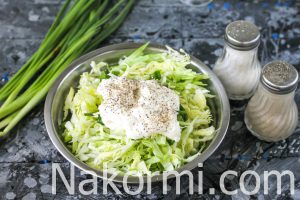 Салат из капусты со сметаной - сочный и вкусный: рецепт с фото