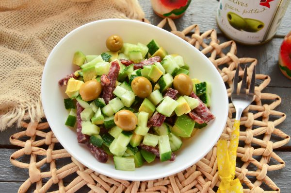 Салат с салями, авокадо и огурцом