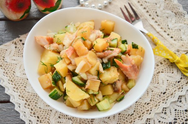 Салат с копченой рыбой и картофелем