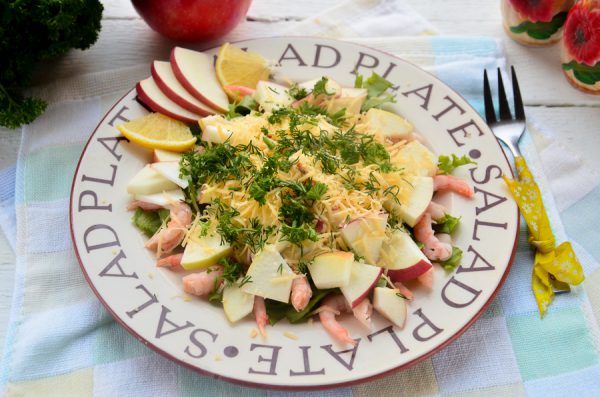 Салат с креветками и яблоком