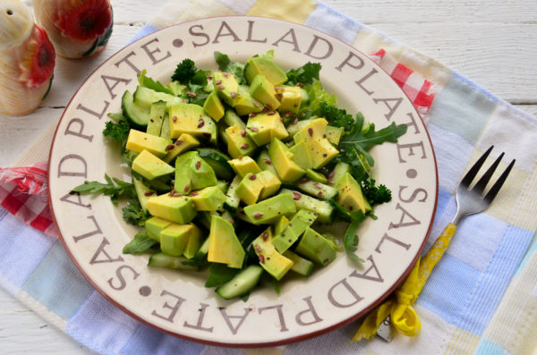 Салат с авокадо и рукколой