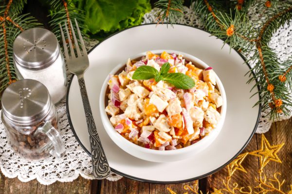 Салат с курицей и консервированными персиками - пошаговый рецепт с фото на steklorez69.ru