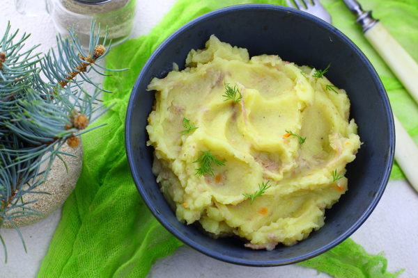 Картошка с тушенкой – 5 рецептов в мультиварке, сковороде или духовке