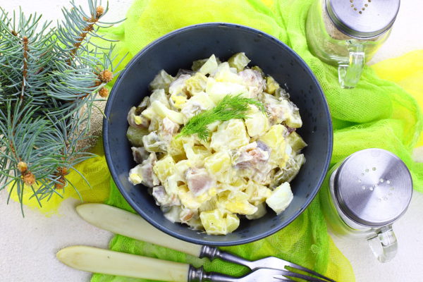 Салат с картофелем, селедкой и яйцом
