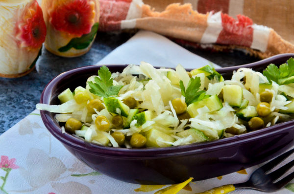 Картофельный салат с квашеной капустой и зеленым горошком