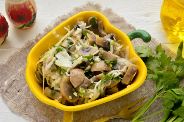 Салат с квашеной капустой и грибами