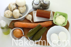 Салат с жареными грибами и колбасой: рецепт с фото